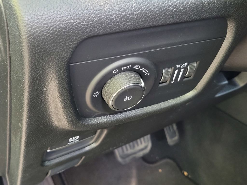 Used 2024 Jeep Grand Cherokee Limited w/ Black Appearance Package AWD/4WD image 17