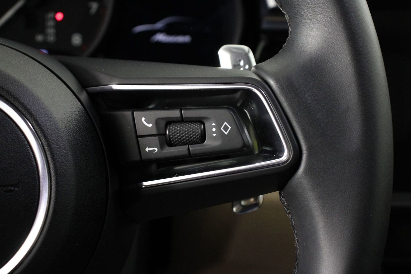 Certified 2025 Porsche Macan image 15