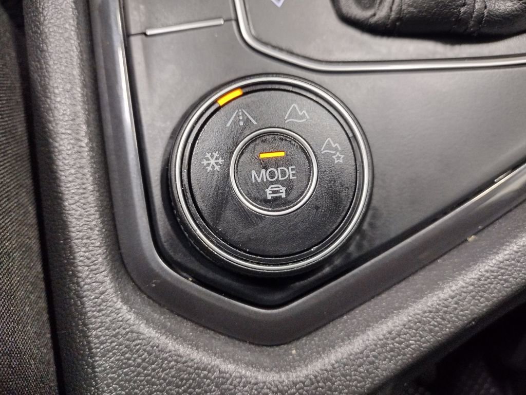 Used 2020 Volkswagen Tiguan SEL Premium R-Line image 36