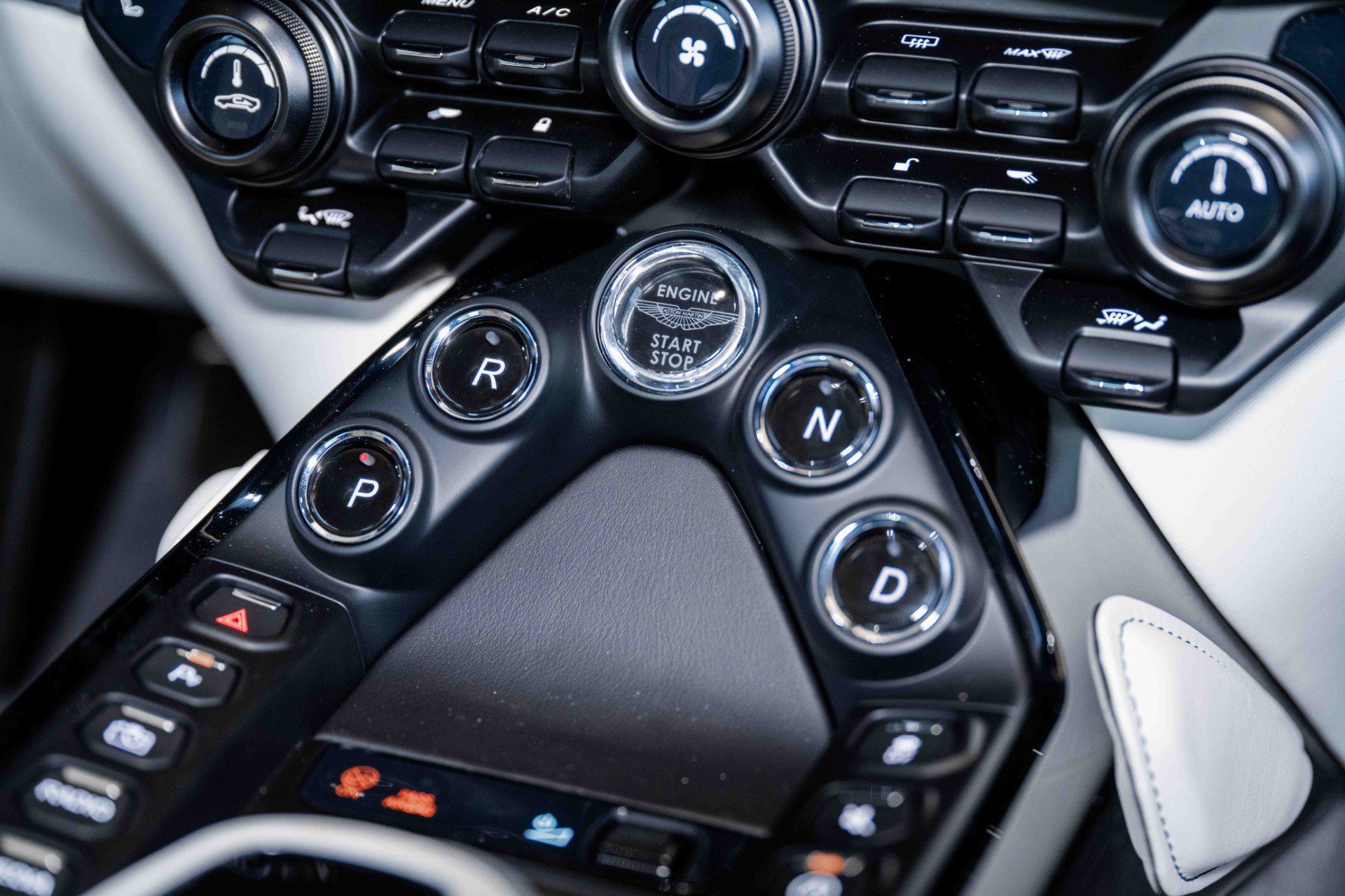 Used 2023 Aston Martin V8 Vantage Coupe RWD image 26