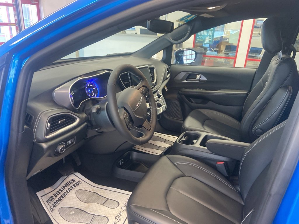 New 2026 Chrysler Pacifica Select image 5