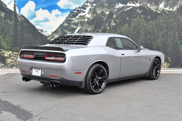 Used 2016 Dodge Challenger R/T w/ Driver Convenience Group image 3