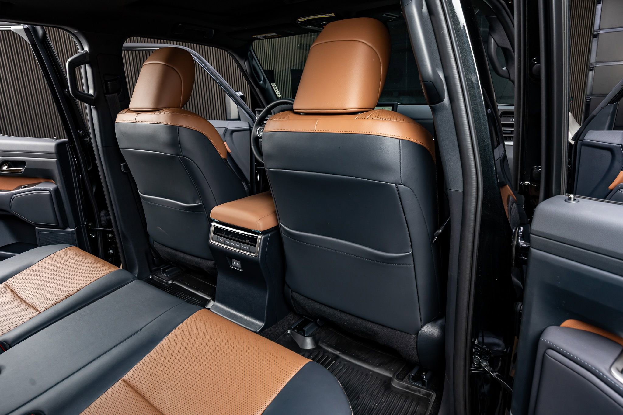 Used 2025 Lexus GX 550 w/ Accessory Package (2T) image 32