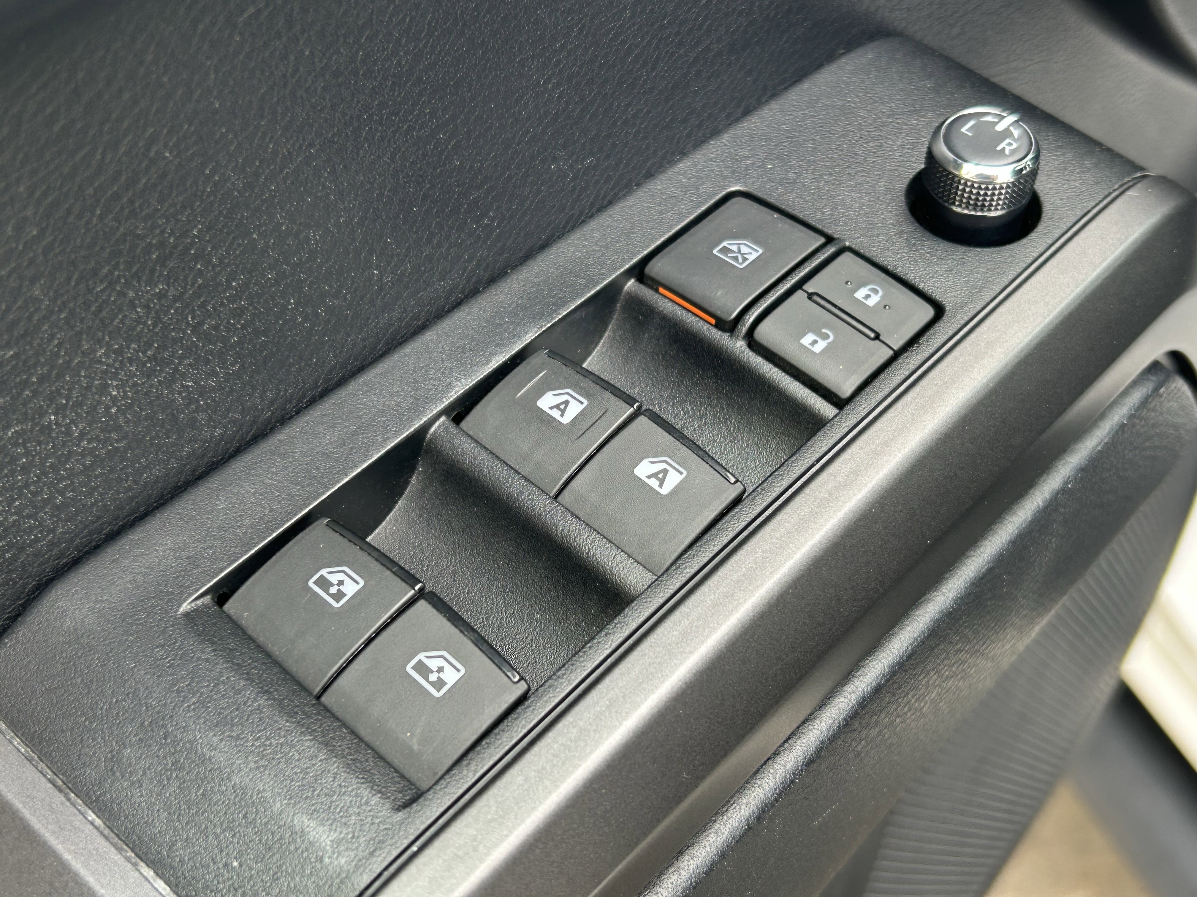 Used 2018 Toyota Tacoma TRD Sport AWD/4WD image 17