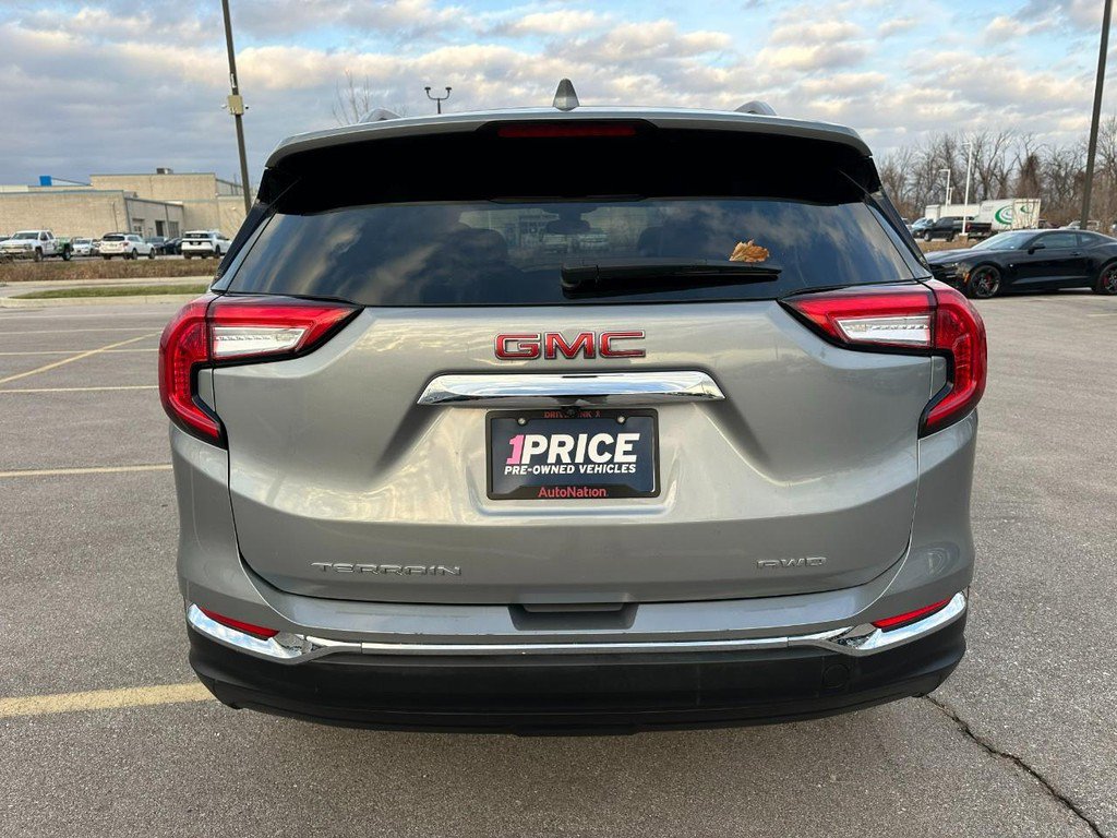 Used 2024 GMC Terrain SLT image 4
