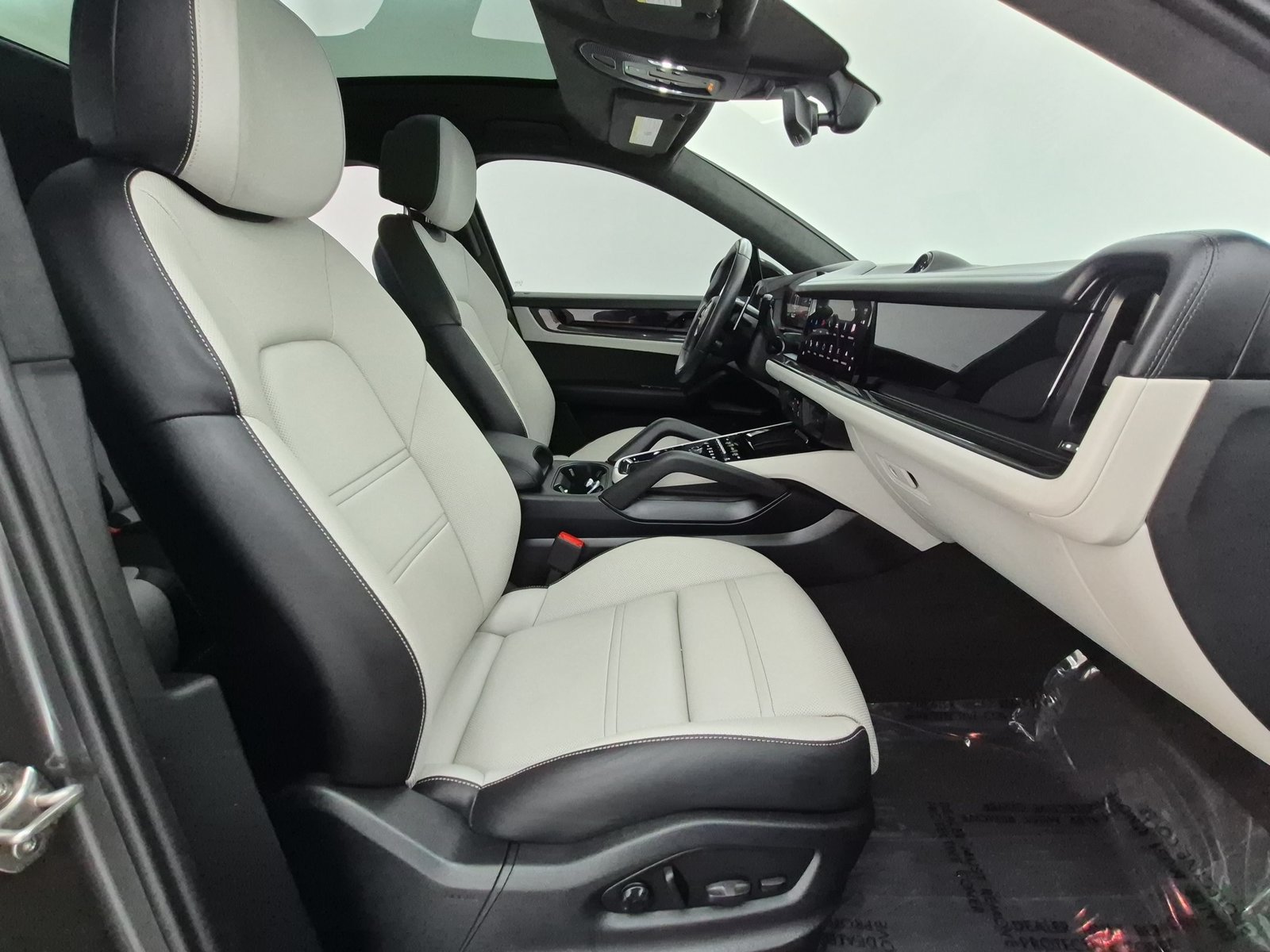 Used 2025 Porsche Cayenne GTS AWD/4WD image 25