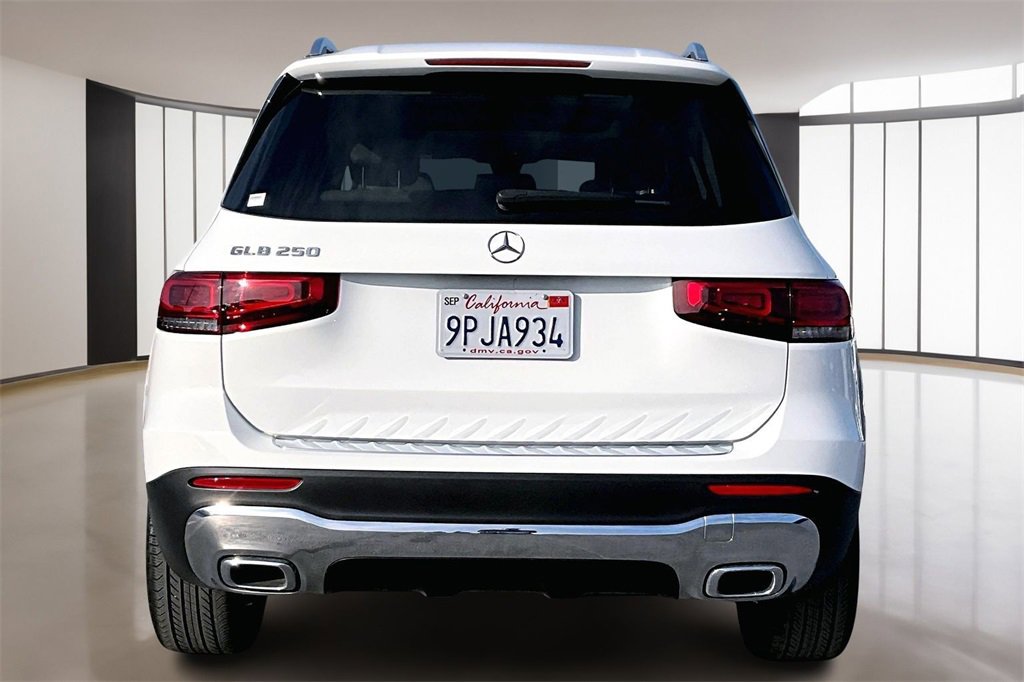 Used 2023 Mercedes-Benz GLB 250 w/ Premium Package image 5