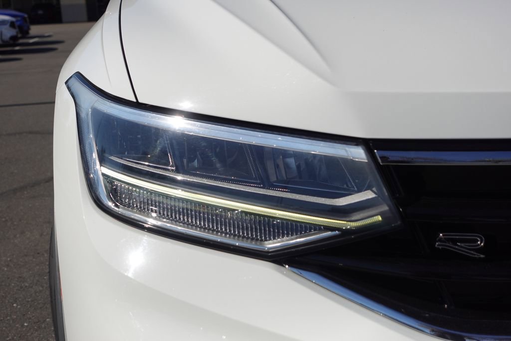 Used 2022 Volkswagen Tiguan SE R-Line image 3