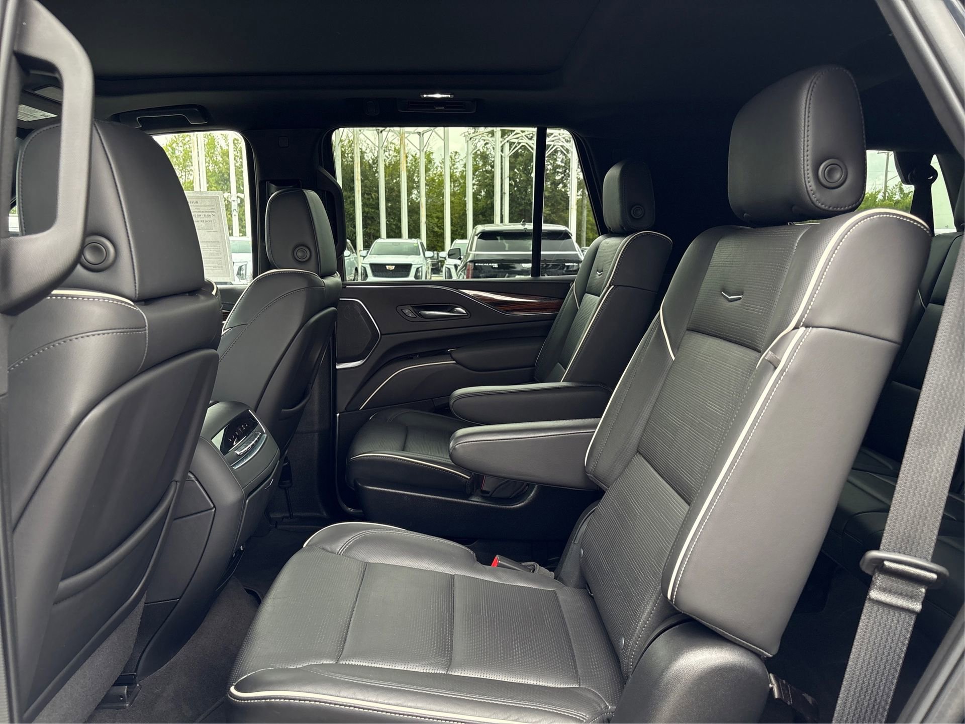 Used 2022 Cadillac Escalade Premium Luxury image 10