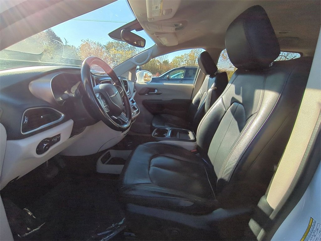 Used 2020 Chrysler Pacifica Touring-L image 9
