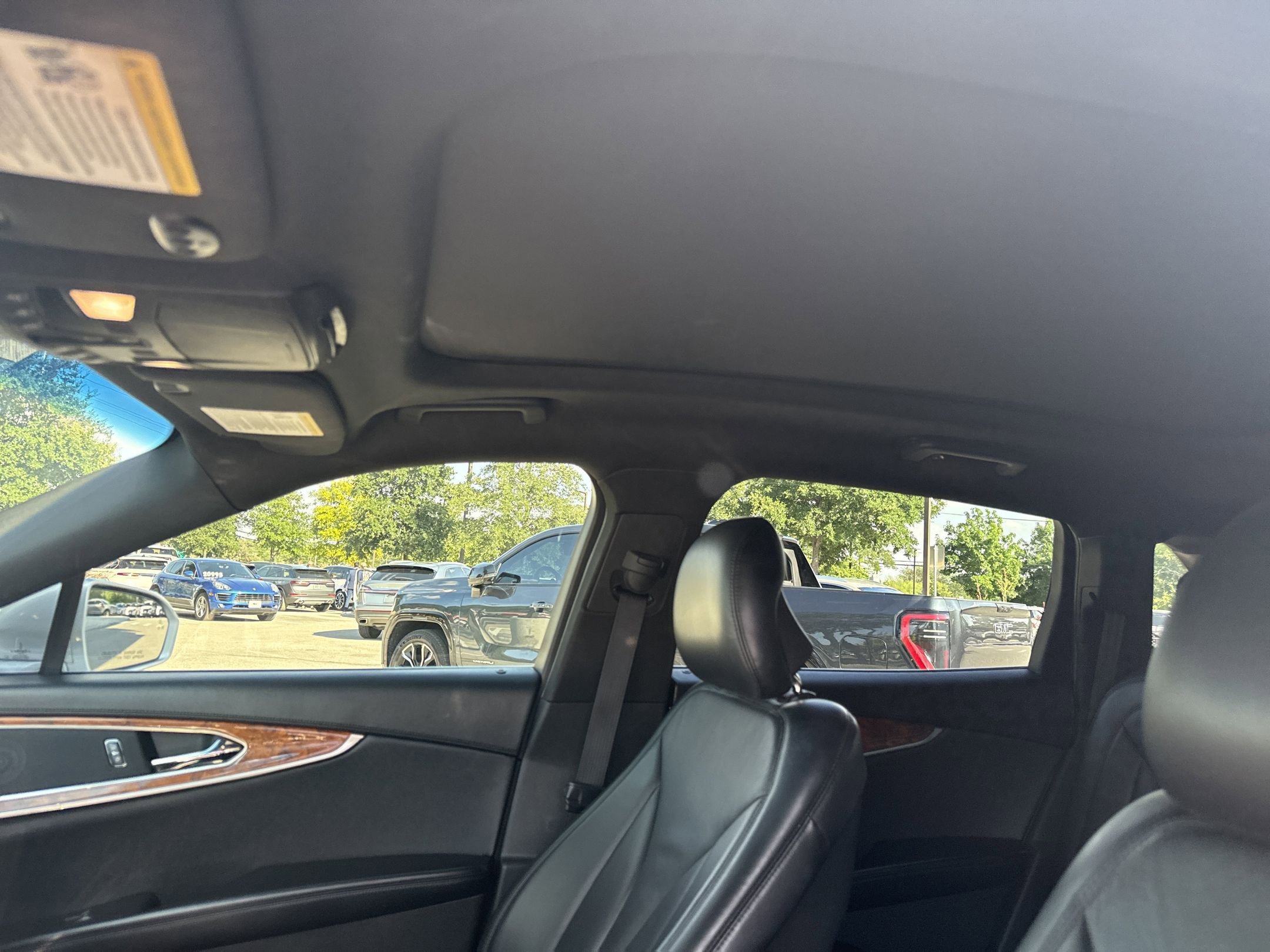Used 2018 Lincoln MKX Reserve w/ Cargo Accessories Package FWD image 8