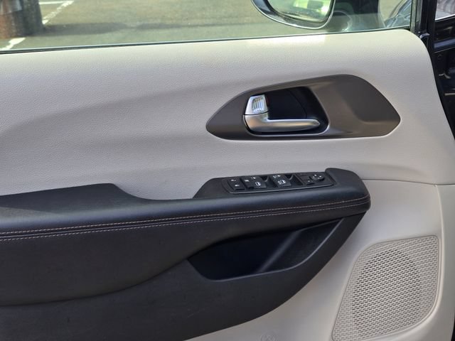 Used 2020 Chrysler Pacifica Touring w/ Advanced Safetytec Group FWD image 28