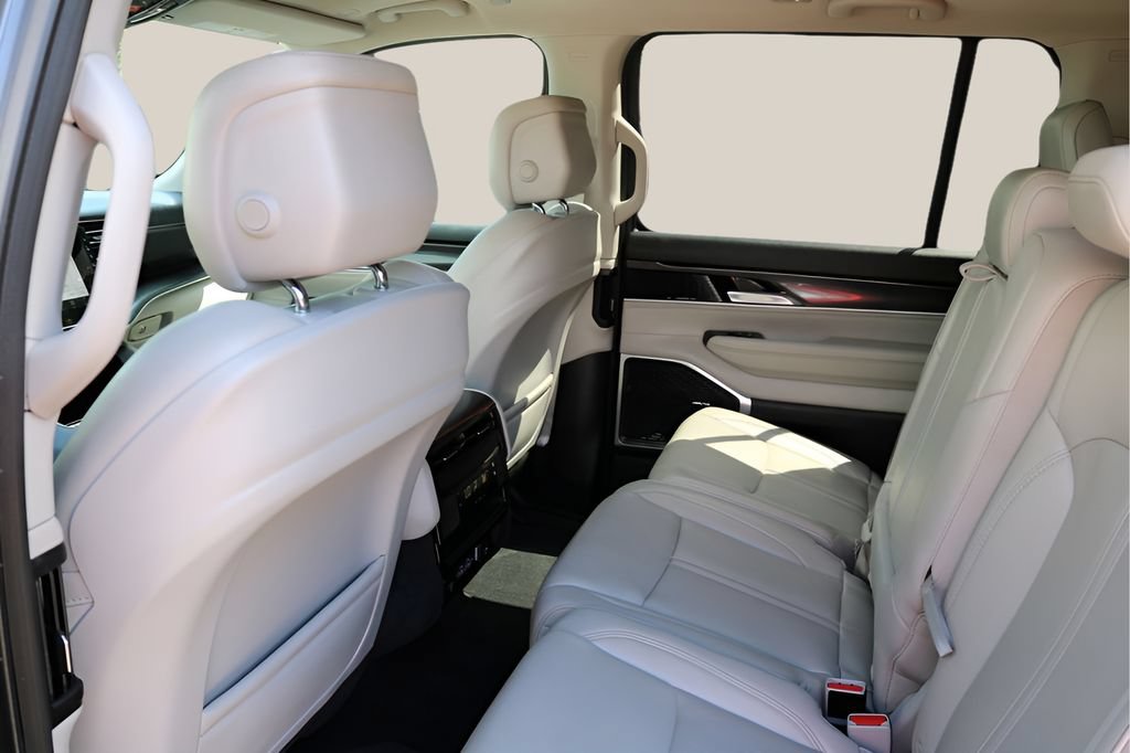 Used 2024 Jeep Wagoneer 2WD w/ Premium Group I image 17