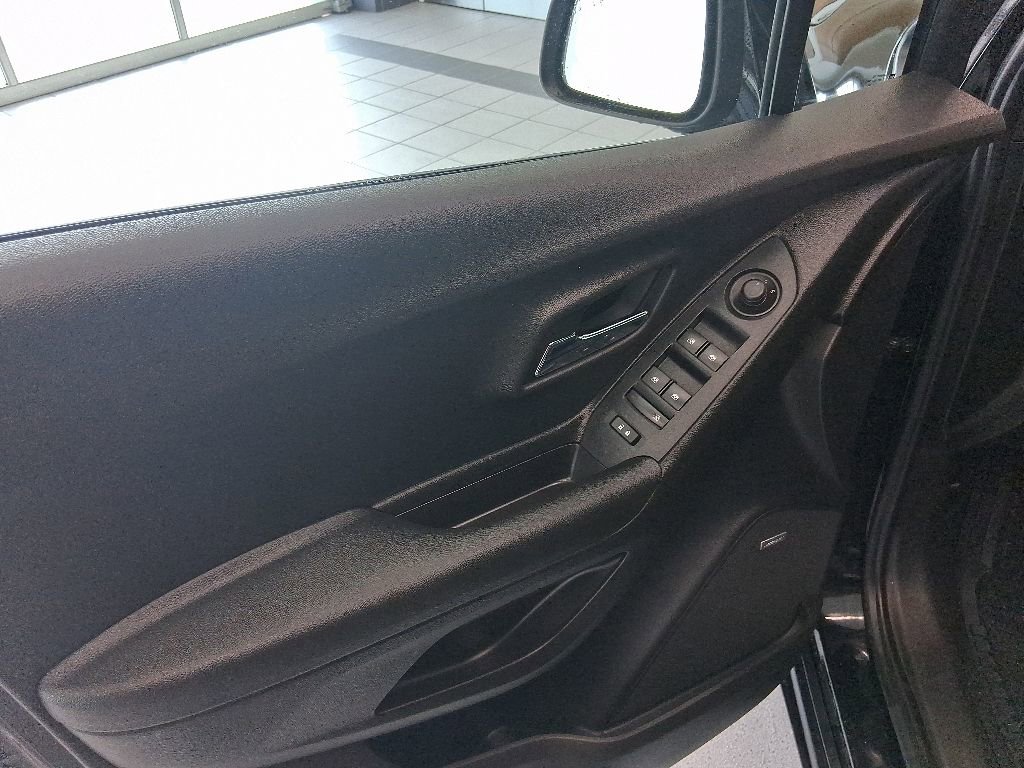 Used 2019 Chevrolet Trax LT w/ Sun & Sound Package AWD/4WD image 8