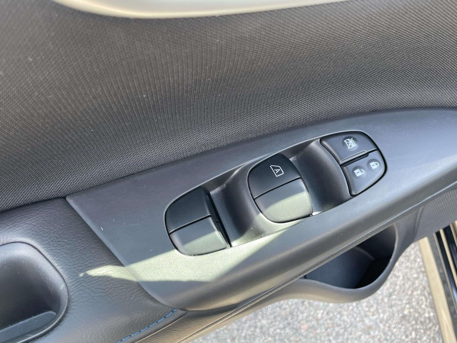 Used 2018 Nissan Sentra SR w/ Technology Package FWD image 17