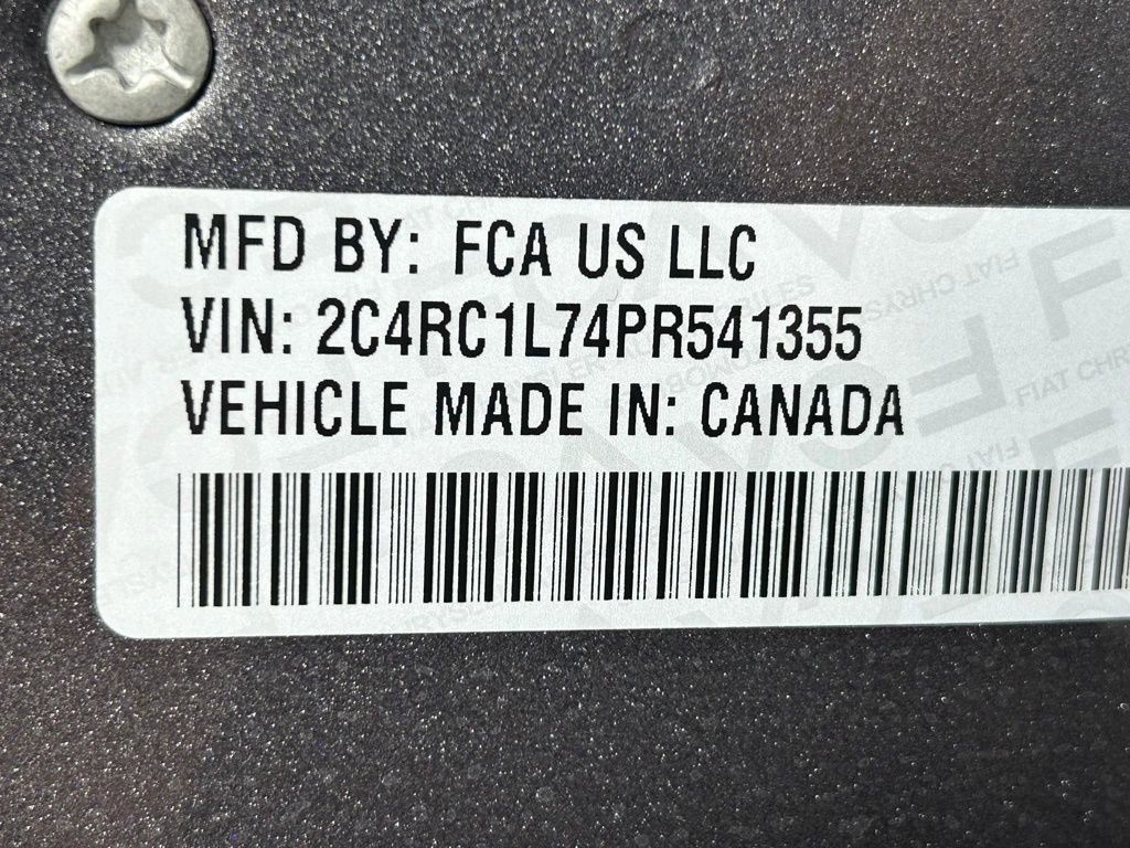 Used 2023 Chrysler Pacifica Touring-L image 38