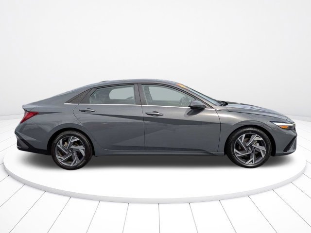 Used 2025 Hyundai Elantra Limited FWD image 2
