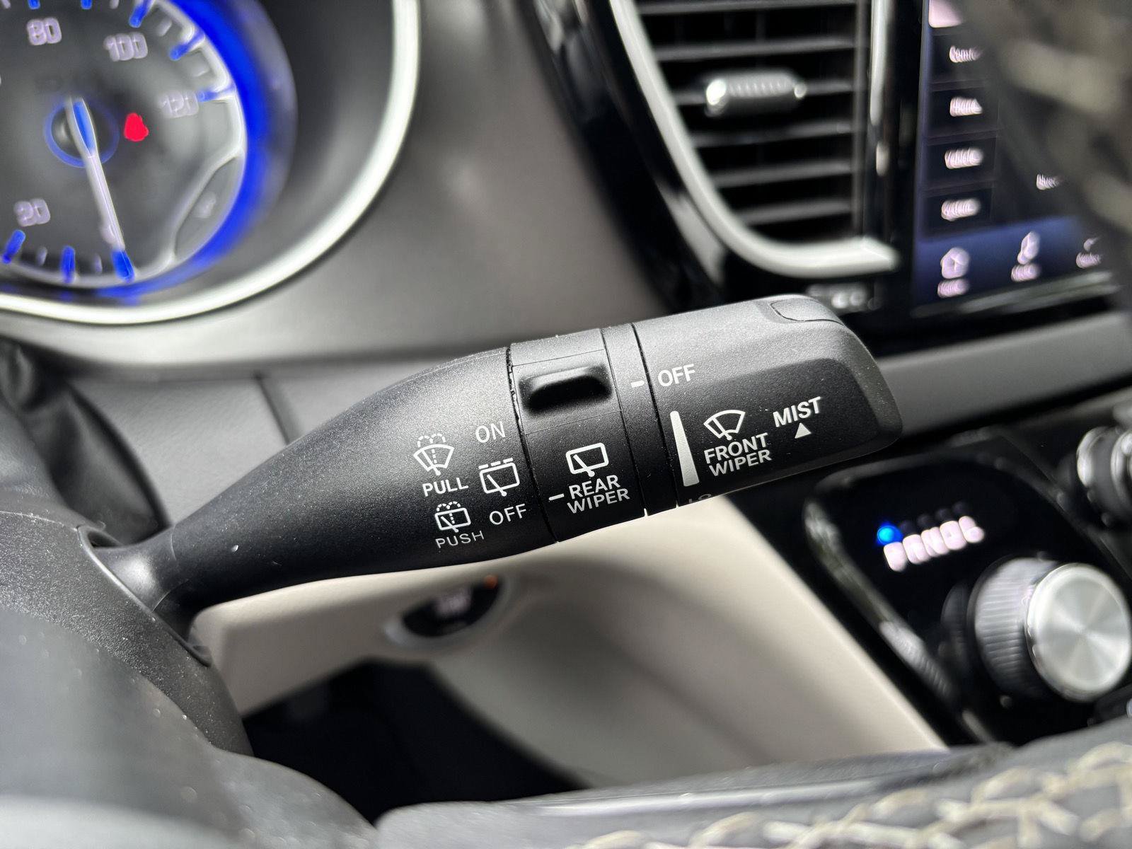 Used 2024 Chrysler Pacifica Touring-L FWD image 30