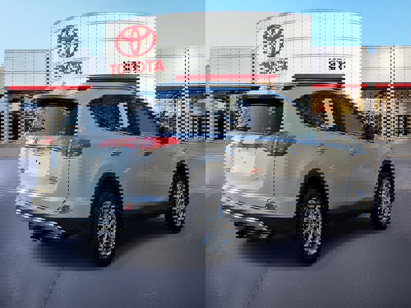 Used 2016 Toyota RAV4 Limited w/ Advanced Technology Package image 5