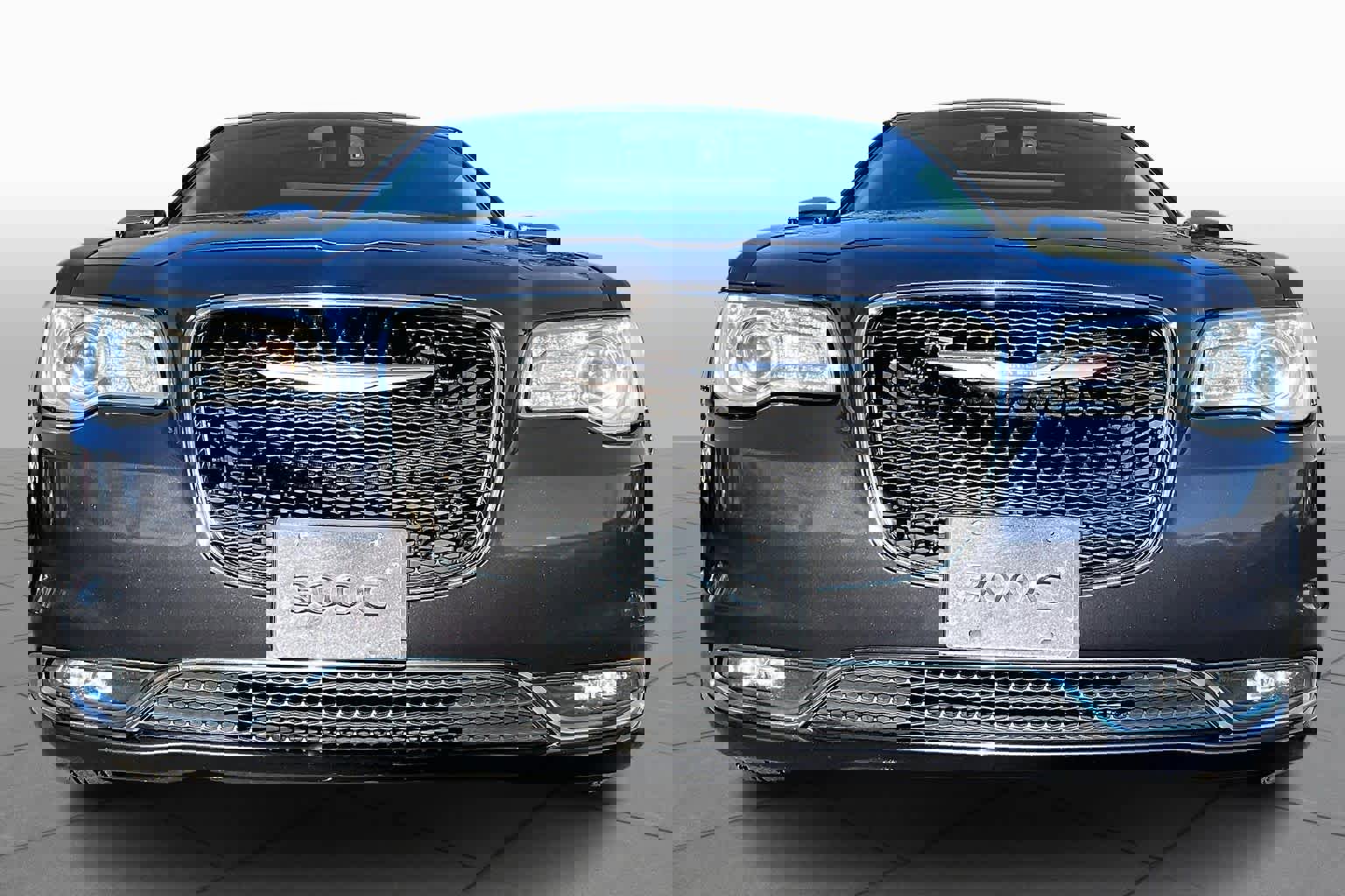 Used 2017 Chrysler 300 C image 4