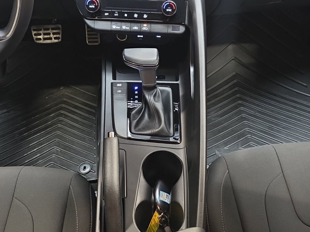 Certified 2025 Hyundai Elantra Sport image 23