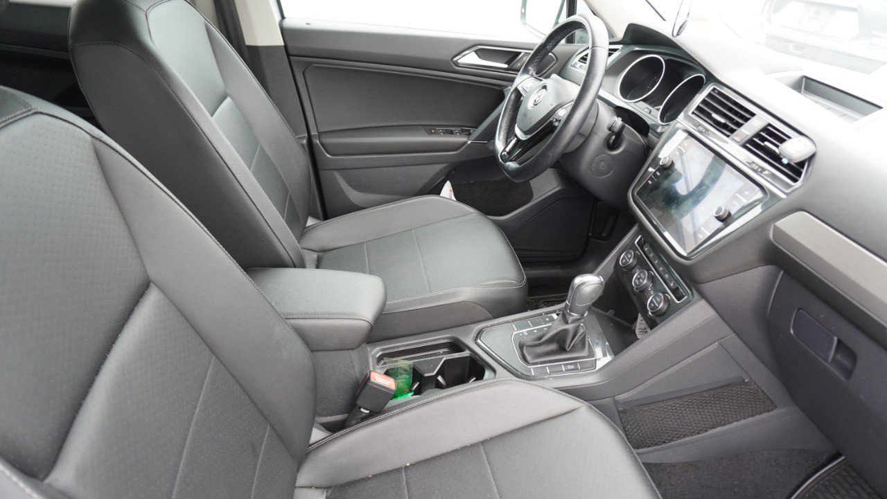 Used 2018 Volkswagen Tiguan SE w/ Panoramic Sunroof Package FWD image 9