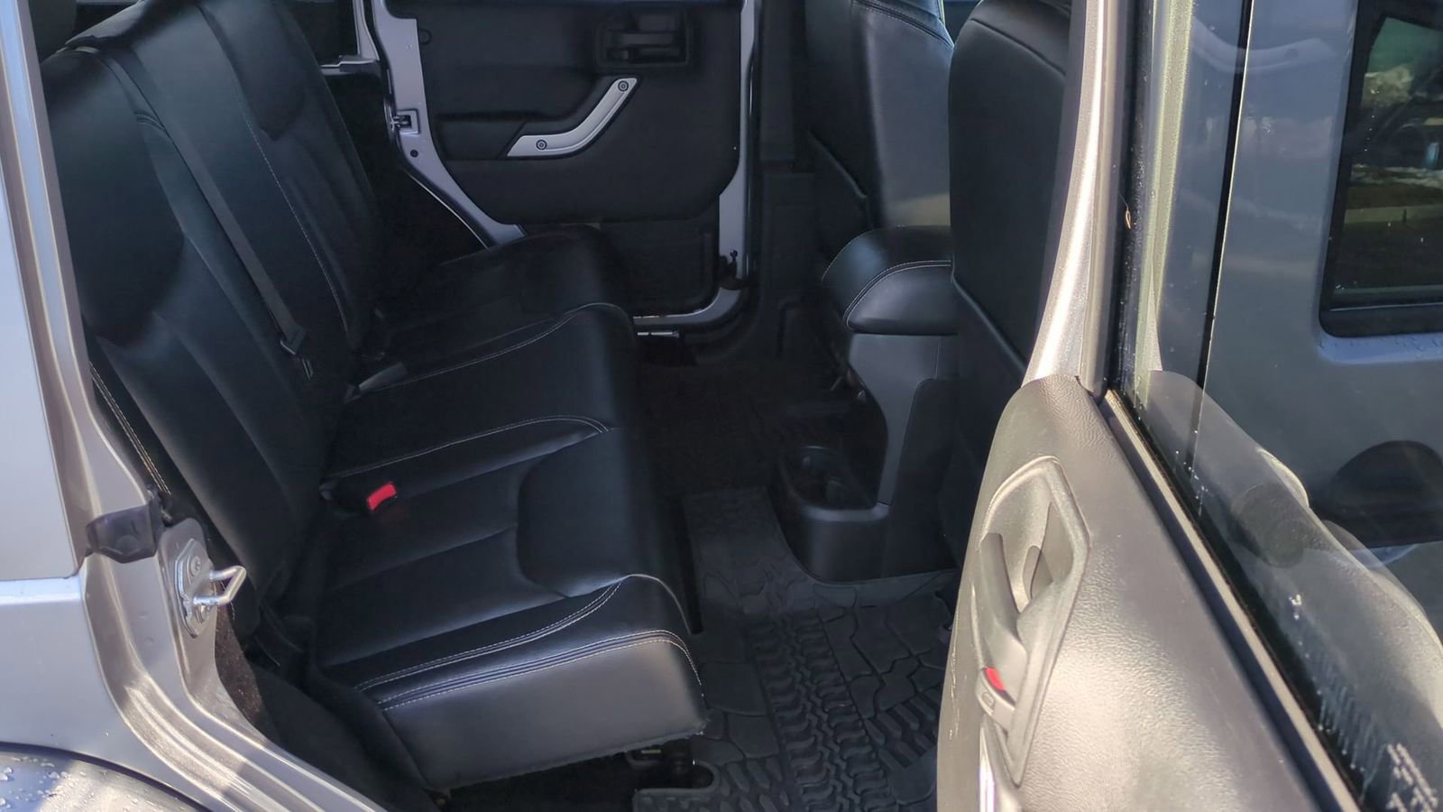 Used 2016 Jeep Wrangler Unlimited Rubicon image 24