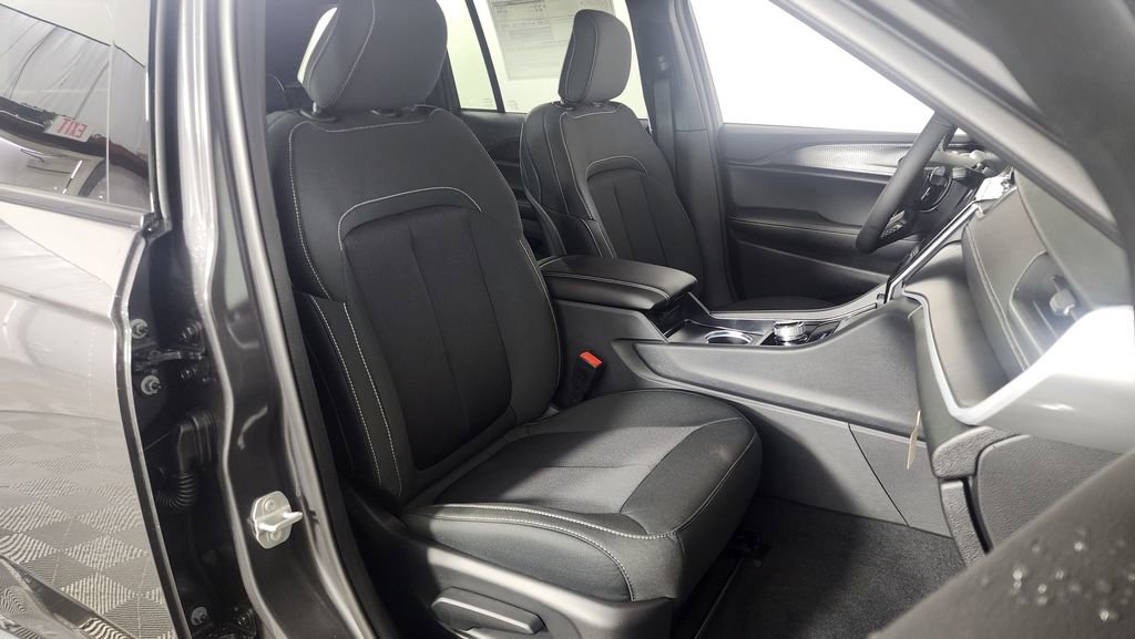 New 2025 Jeep Grand Cherokee Laredo w/ Luxury Tech Group I image 32