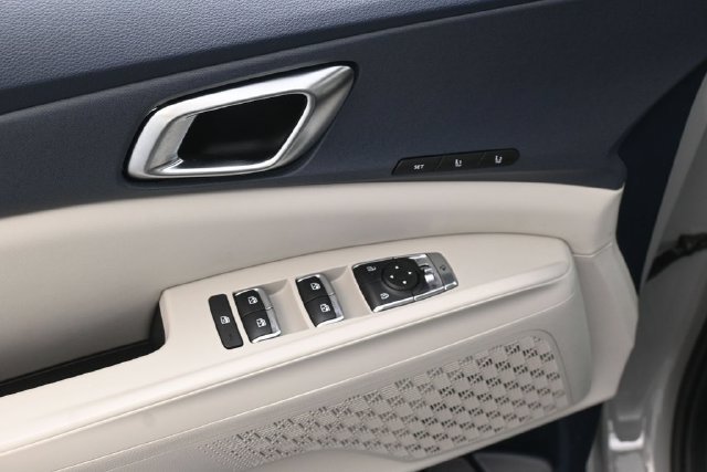 Used 2025 Kia Carnival EX FWD image 12