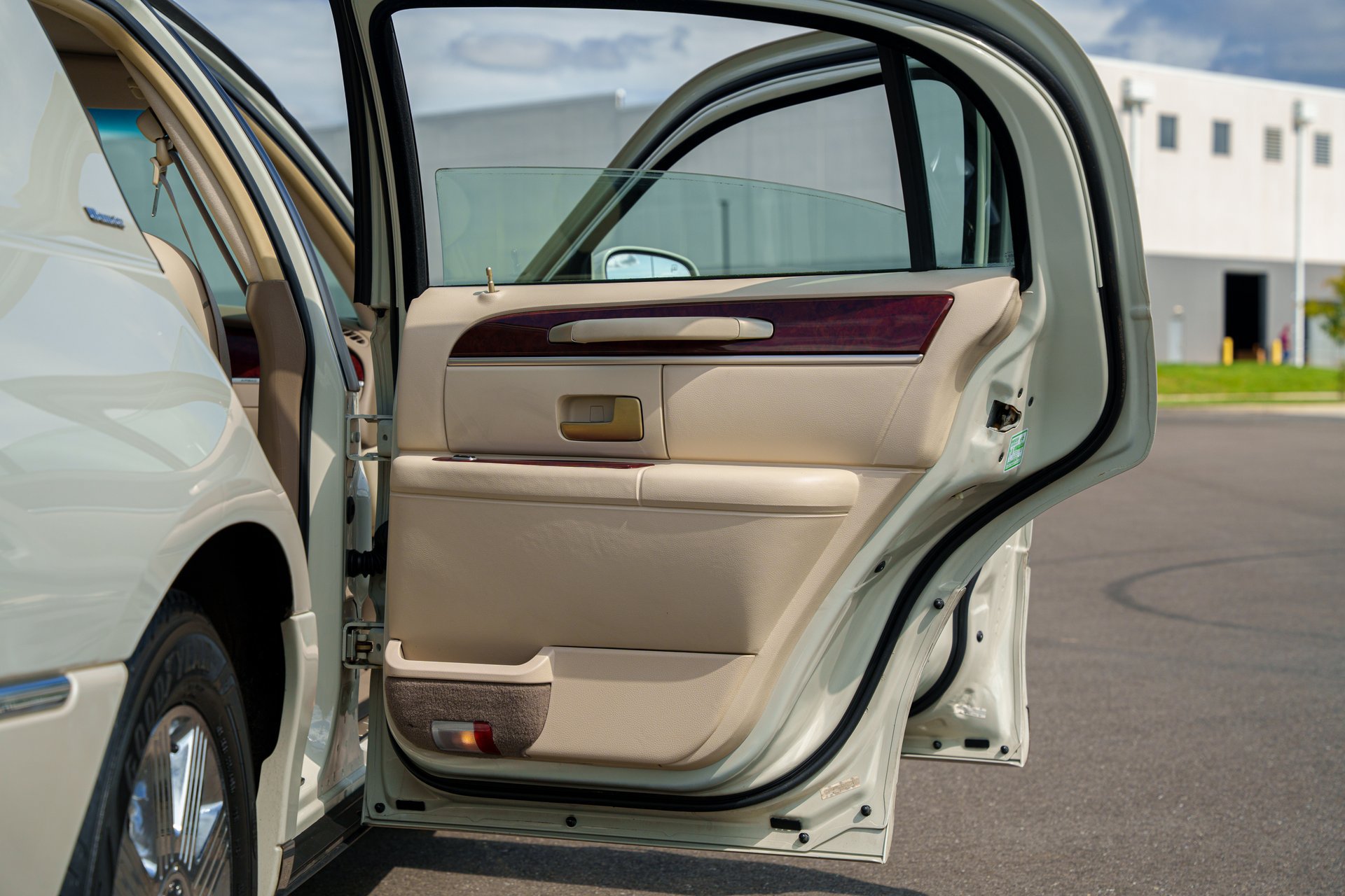 Used 2004 Lincoln Town Car Ultimate RWD image 39
