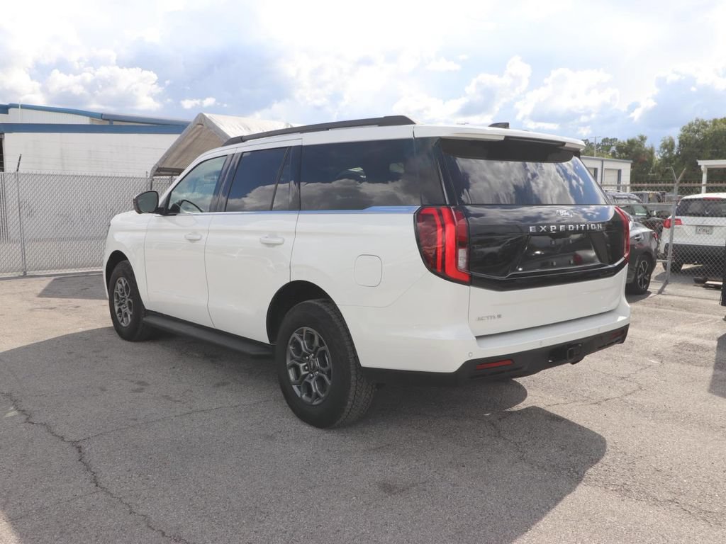 Used 2025 Ford Expedition Active RWD image 5