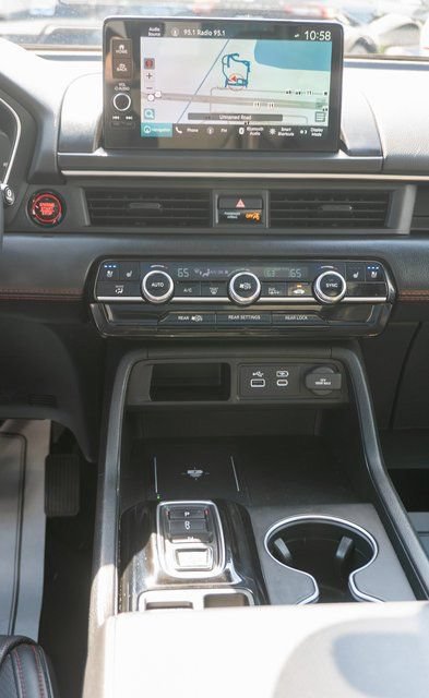 Used 2025 Honda Pilot Black Edition image 17