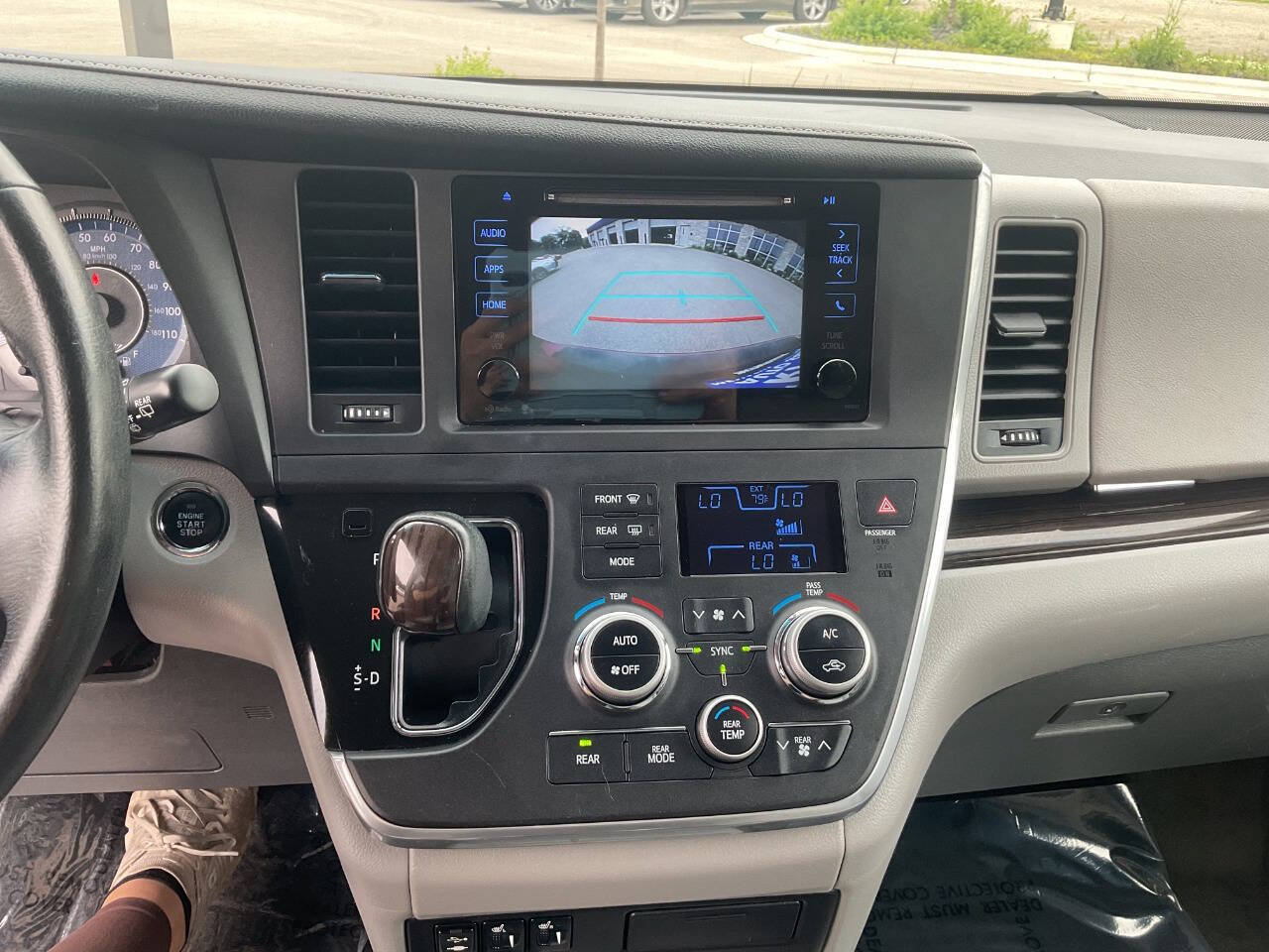 Used 2015 Toyota Sienna XLE FWD image 22