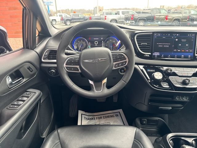 Used 2025 Chrysler Pacifica Select FWD video 2