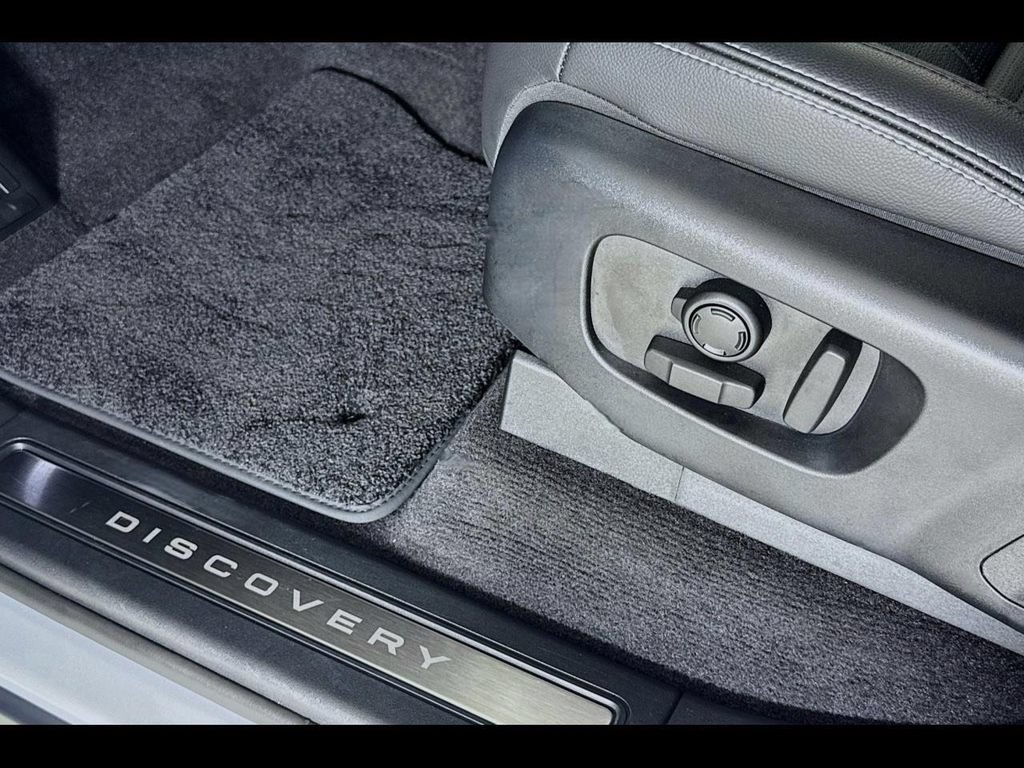 Used 2024 Land Rover Discovery S AWD/4WD image 18