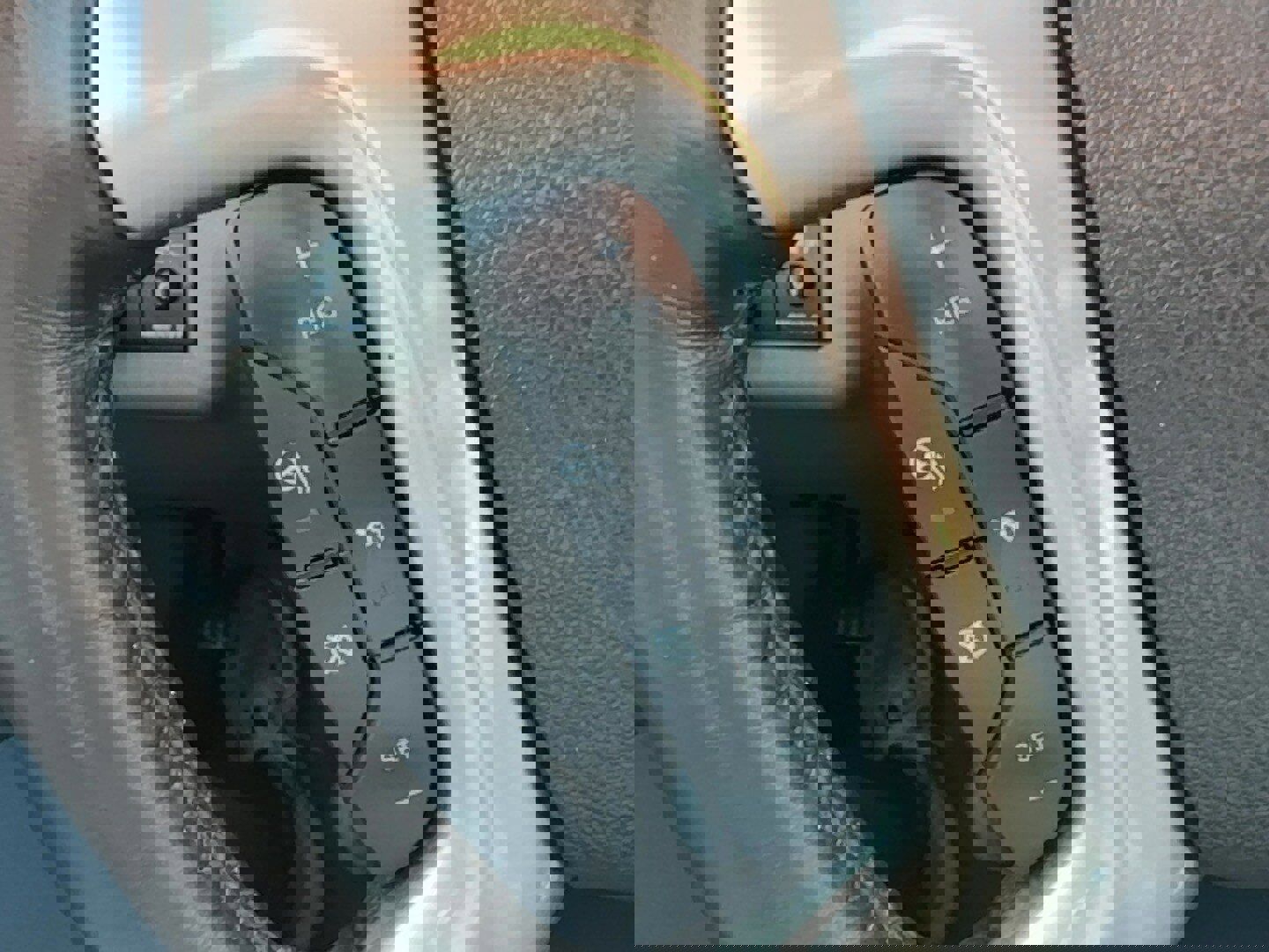 Used 2015 GMC Acadia Denali image 31