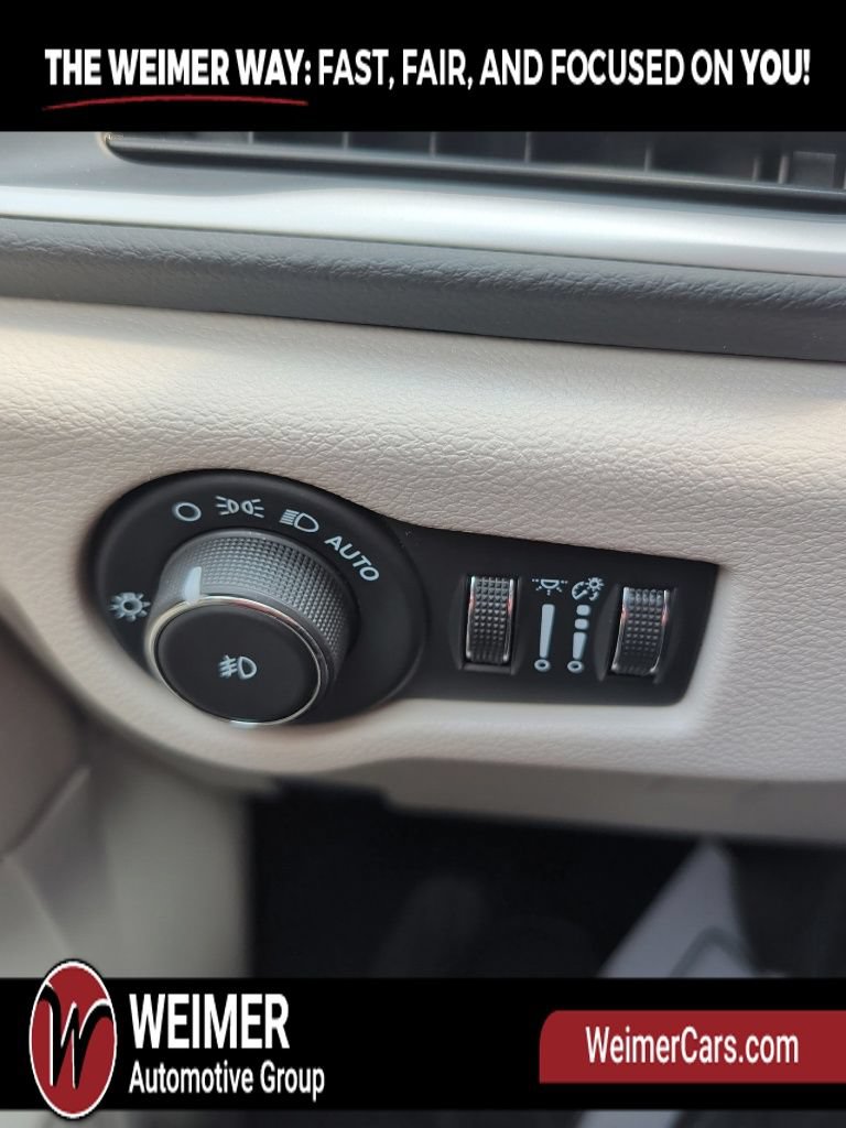 Used 2024 Chrysler Pacifica Touring-L FWD image 25