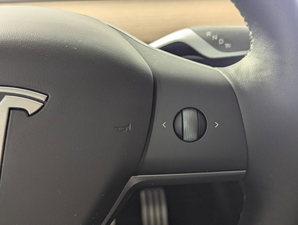 Used 2025 Tesla Model Y Performance image 38