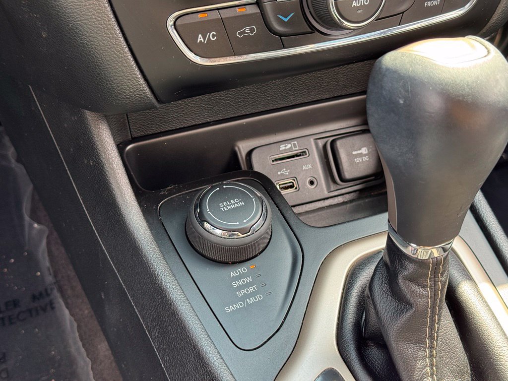 Used 2018 Jeep Cherokee Limited AWD/4WD image 15