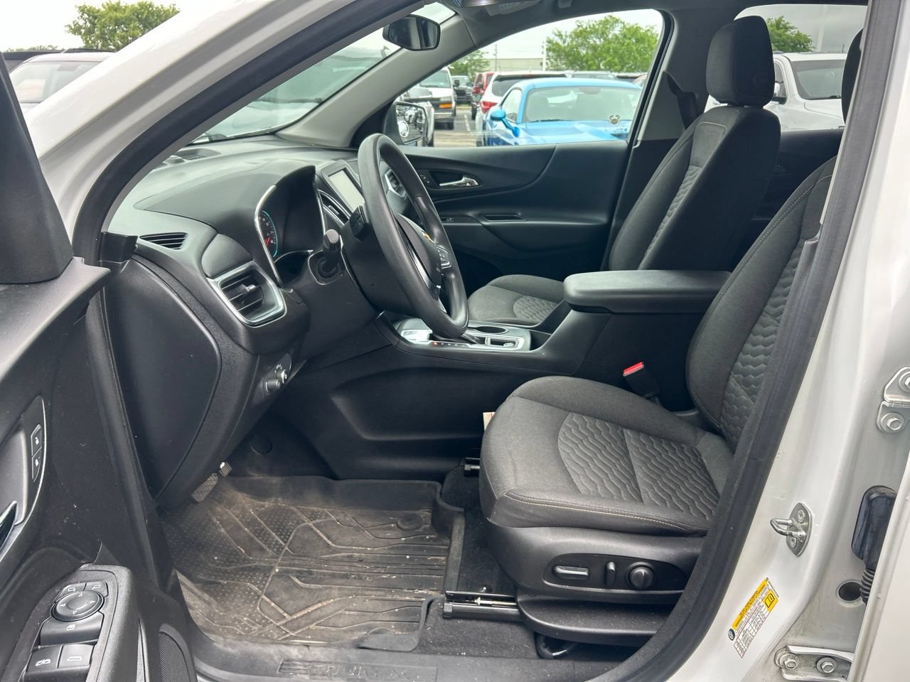 Used 2019 Chevrolet Equinox LT w/ LPO, Blackout Package FWD image 9