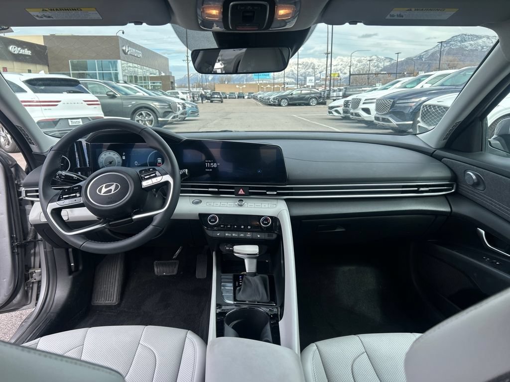 Used 2025 Hyundai Elantra Limited FWD image 10