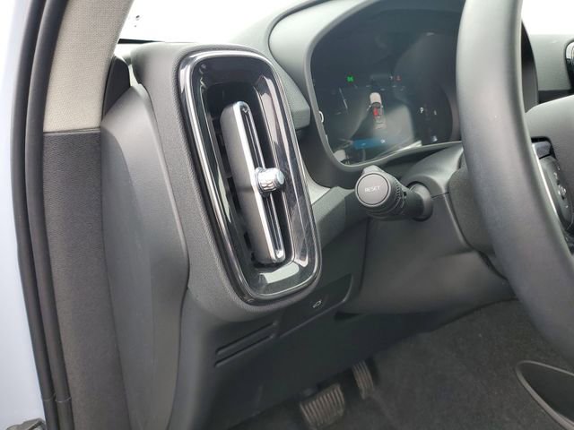 Used 2025 Volvo XC40 B5 Core image 17