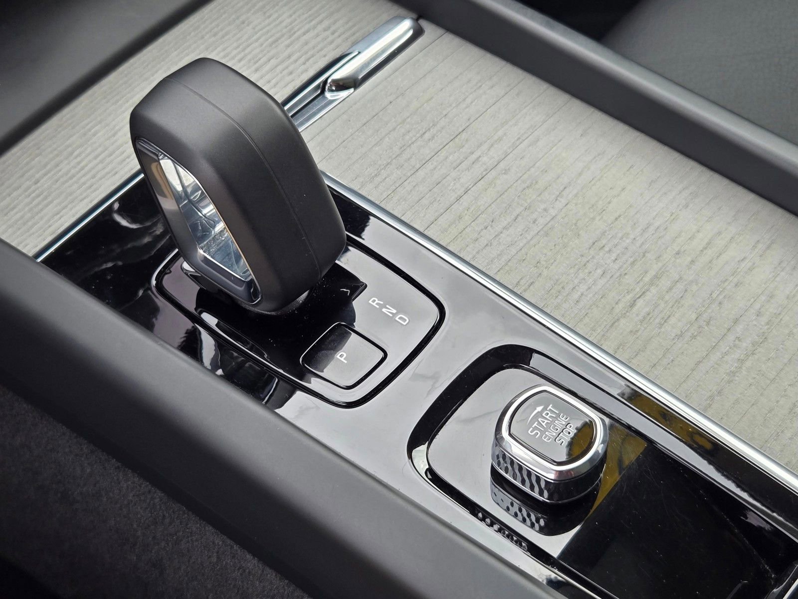 Used 2025 Volvo XC60 B5 Plus image 19