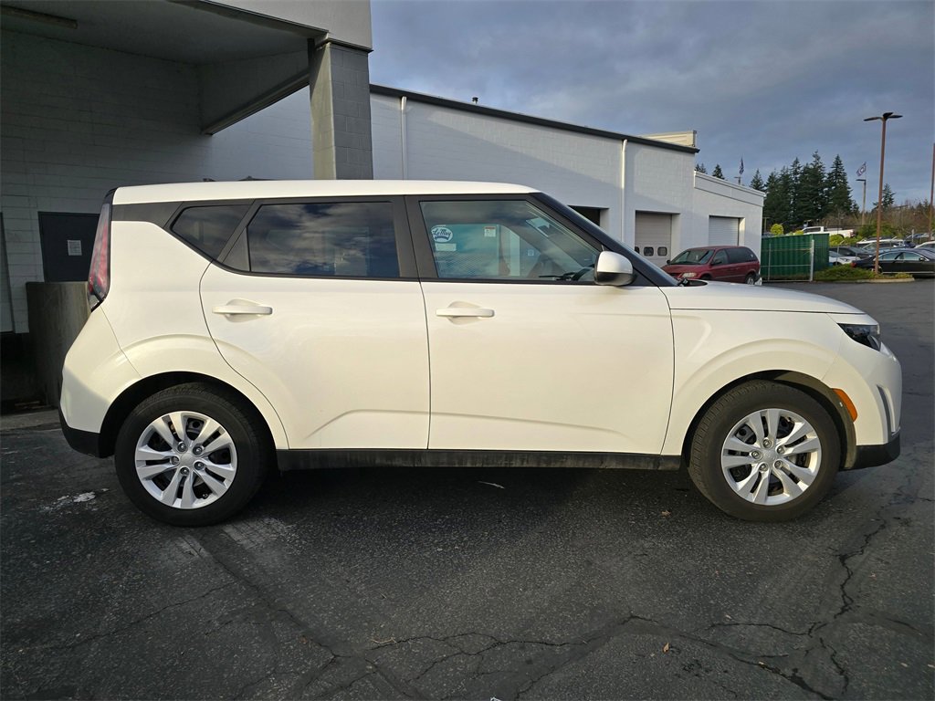 Used 2023 Kia Soul LX image 3