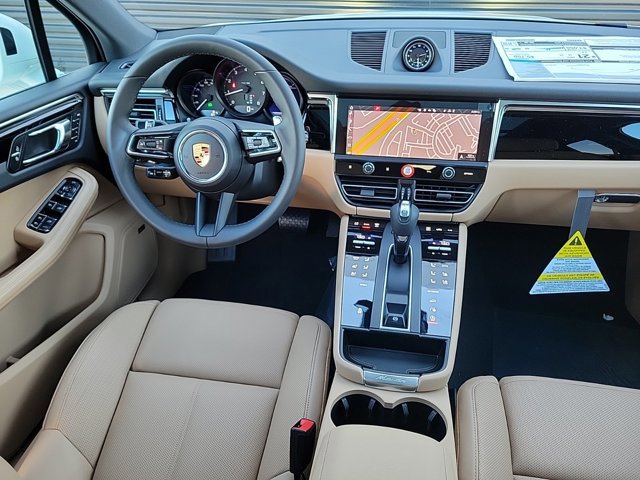 Used 2025 Porsche Macan image 17
