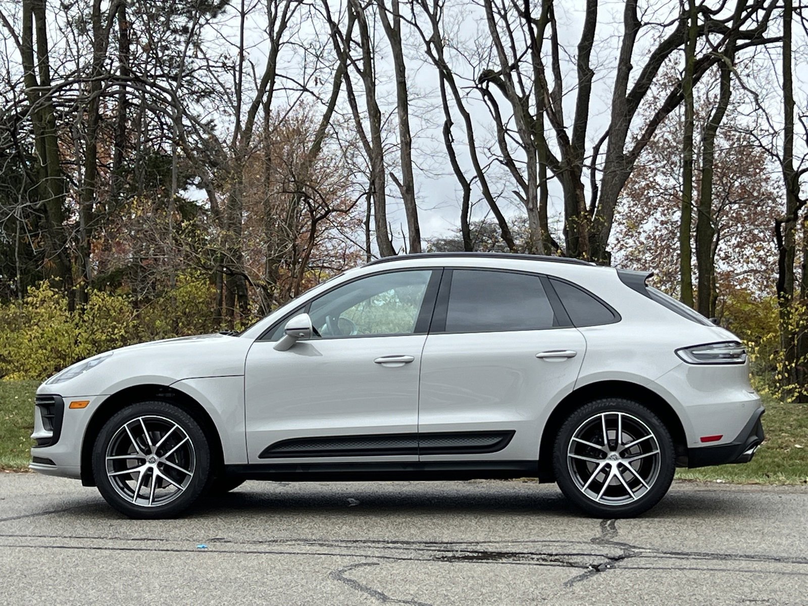 Certified 2025 Porsche Macan image 2
