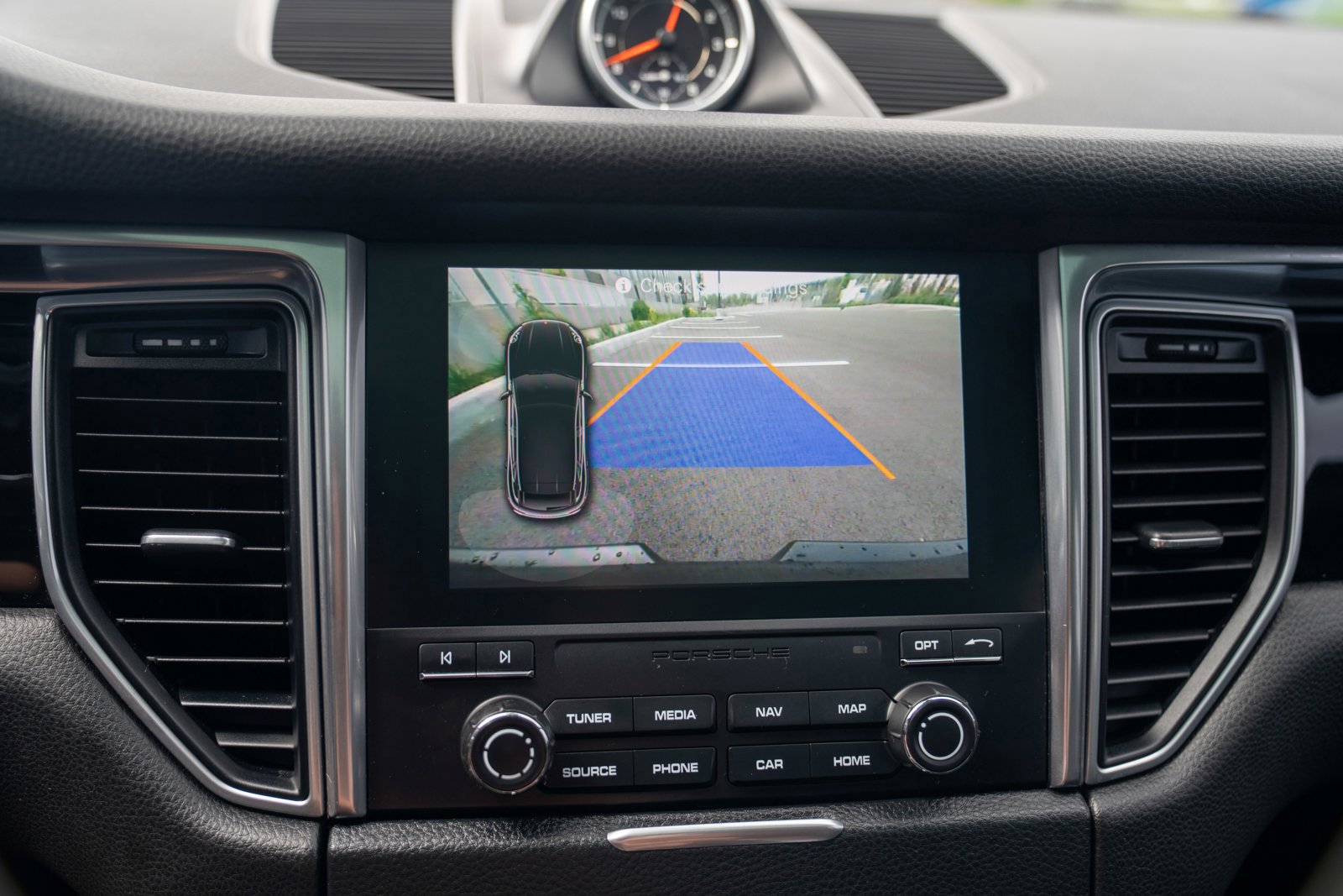 Certified 2018 Porsche Macan AWD/4WD image 18