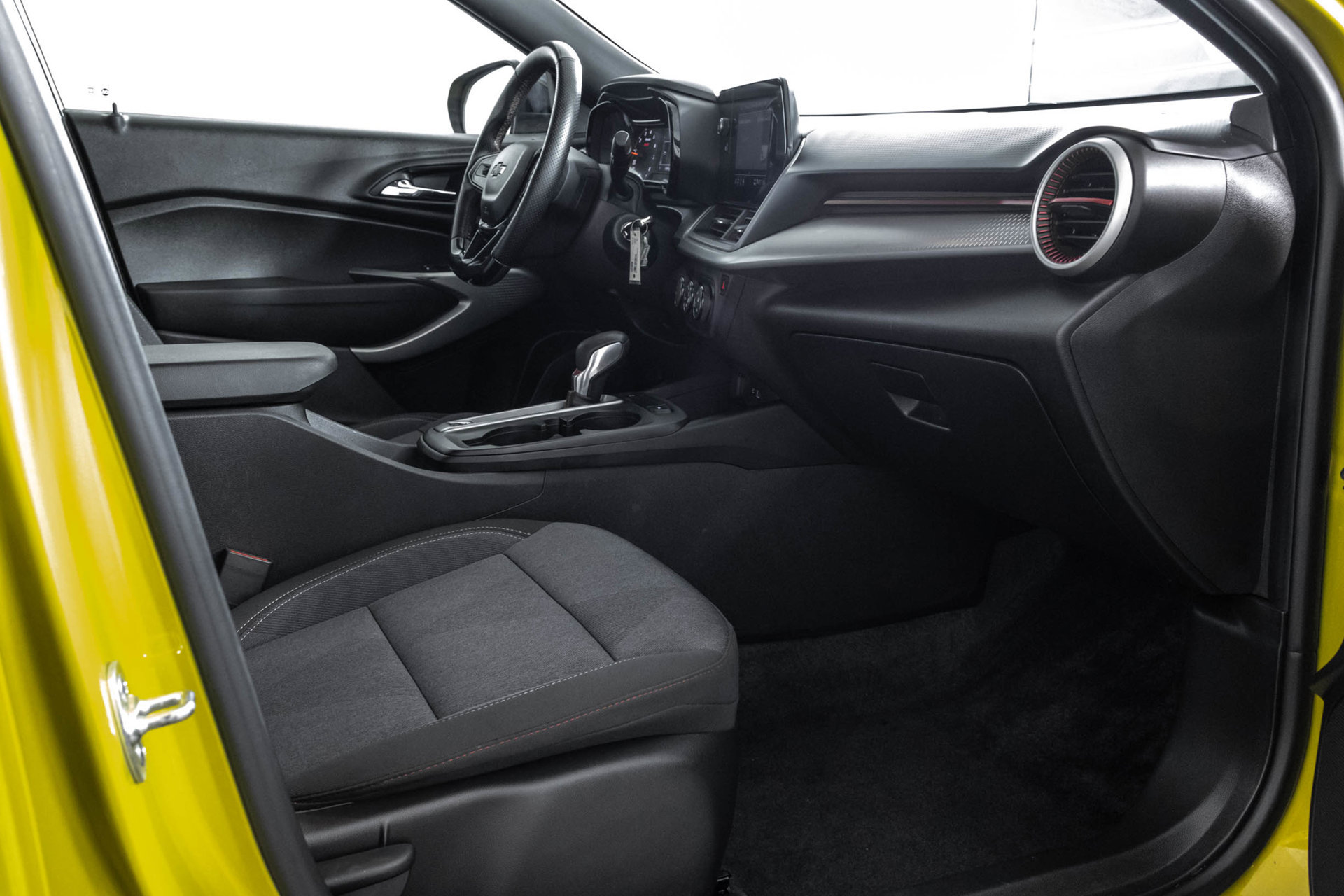 Used 2024 Chevrolet Trax RS w/ Driver Confidence Package FWD image 39