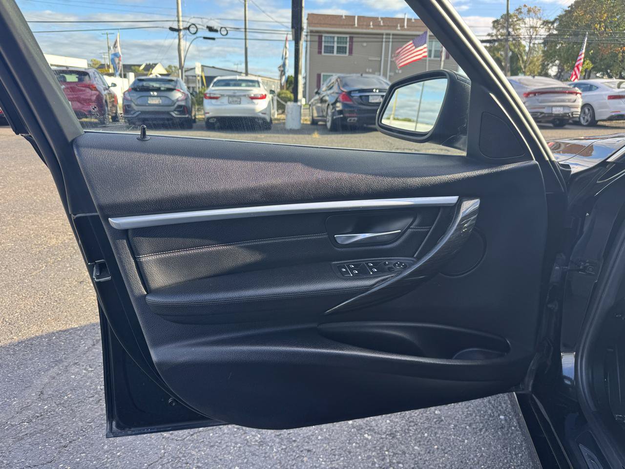 Used 2017 BMW 330i xDrive Sedan AWD/4WD image 9