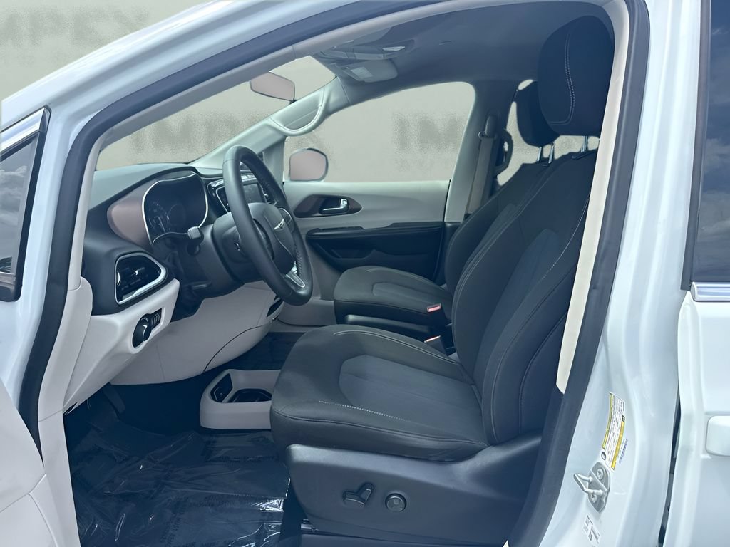 Used 2022 Chrysler Voyager LX FWD image 5